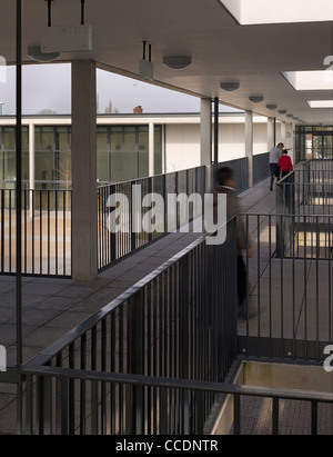 WEMBLEY PRIMARY SCHOOL WALTERS AND COHEN 2009 DETAIL OF OPEN SECOND FLOOR WALKWAY Stock Photo