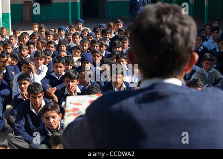 Public speaking at a Government school in Murree, Punjab Province, Pakistan Stock Photo