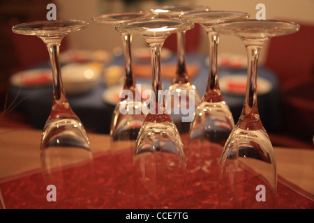 Sekt, Sektglas,Sektgläser, Champagner, Rot, rot, Stillleben, Stilleben, Glas, brillant, strahlend, glänzend, Tisch, Tafel, blau Stock Photo