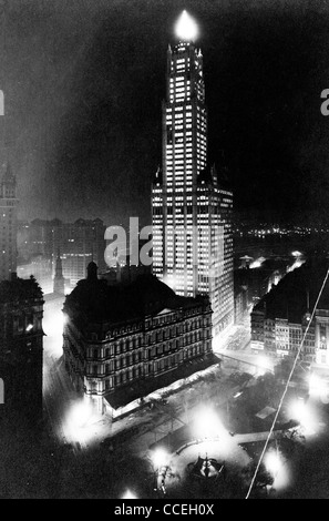 Woolworth Building at night, New York City, 1913 Stock Photo