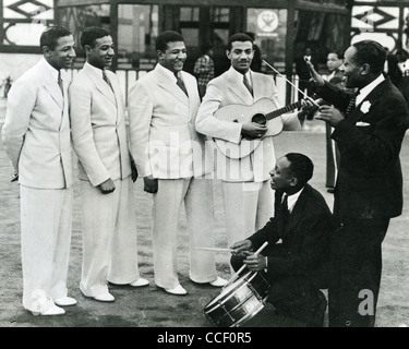 MILLS BROTHERS US vocal group in 1931 with at right Lionel Hampton (standing) and Les Hite Stock Photo