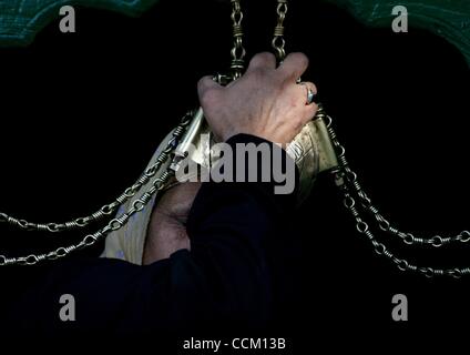 Nov 13, 2010 - Kashmir, Srinagar, India - A Kashmiri Muslim woman prays entrance of Shah Hamadan shrine, on his death anniversary in Srinagar, the summer capital of Indian Kashmir. Thousands of Kashmiri Sufi Muslim devotees thronged the shrine of Saint Hamdani, who traveled to Kashmir from Iran to s Stock Photo