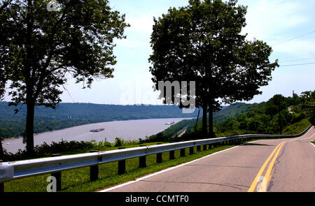 Jun 24, 2004 - Miami Township, Ohio, USA - NORTH BEND: One of the most senic drives in the Tri-State, with  views of the Ohio River, is  West on Cliff Road from North Bend, Ohio. (Credit Image: © Ken Stewart/ZUMA Press) Stock Photo
