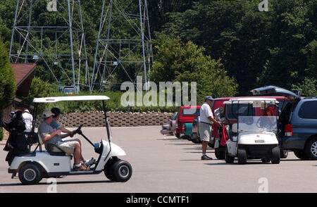 Jun 24, 2004 - Miami Township, Ohio, USA - Golfers leave the paking lot  to 'Hit the Links' at Shawnee Lookout Park, located off of Brower Road, in the far Westside of the Township. (Credit Image: © Ken Stewart/ZUMA Press) Stock Photo