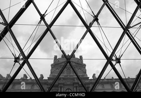 Jul 17, 2004; Paris, FRANCE; The Louvre museum in Paris. Stock Photo