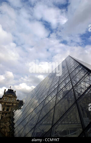 Jul 17, 2004; Paris, FRANCE; The Louvre museum in Paris. Stock Photo