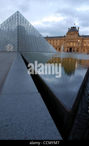 Jul 17, 2004; Paris, FRANCE; The Louvre museum in Paris. Stock Photo