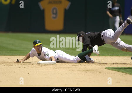 Oakland A's Bobby Crosby is caught in a rundown and tagged out by Toronto Blue Jays second baseman Orlando Hudson in the fifth inning in Oakland, Calif., on Tuesday July 20, 2004. A's won 1-0 in 14 innings. (CONTRA COSTA TIMES/EDDIE LEDESMA) Stock Photo