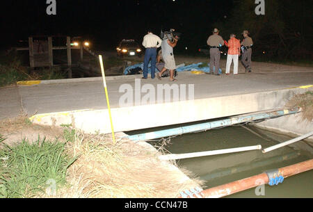 STATE/DAILY/ UNDOCUMENTED ACCIDENT: DPS and local Justice of the Peace examine the bodies of 9 undocumented immigrants who drowned after their car fell into an irrigation canal south of McAllen, Texas early Tuesday morning Aug.10, 2004. DELCIA LOPEZ/STAFF Stock Photo