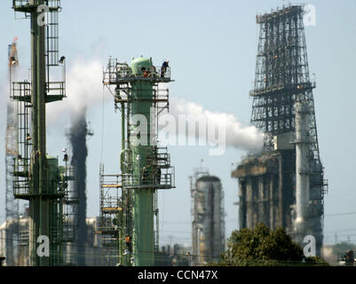 Aug 10, 2004; El Segundo, CA, USA; Unrest in Iraq and elsewhere lifted crude oil prices to a record high near 5.00 a barrel on Monday, yet gasoline prices in California and across the country fell for the 10th consecutive week. PICTURED: Chevron Oil  Refinery plant in El Segundo. Stock Photo