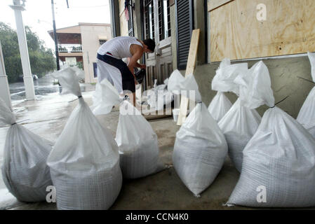 CEDAR KEY; 8/13/04:  Tommy Smart, Jr.  (cq) stacks sandbags in the doorway of  his parents' restaurant, T & S Seafood ,   to protect against flooding Friday afternoon.  Cedar Key  residents filled sandbags and delivered them to homes and businesses in the lowest areas of the small Gulf-front communi Stock Photo