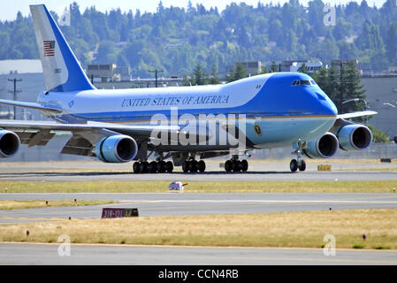 President George  W. Bush Make a campain stop in Seattle, onboard Airforce one. While here he will be having a private fund raising dinner in Medina, WA. at the home of multi-millionnaire William ('Gary') Reed, Jr.  Congressman George R. Nethercutt Jr was with the President on his arrival  Airforceo Stock Photo