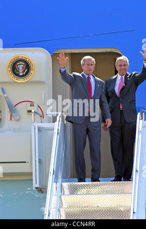 President George  W. Bush Make a campain stop in Seattle, onboard Airforce one. While here he will be having a private fund raising dinner in Medina, WA. at the home of multi-millionnaire William ('Gary') Reed, Jr.  Congressman George R. Nethercutt Jr was with the President on his arrival Stock Photo