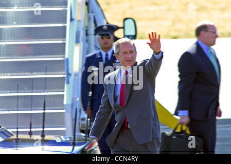 President George  W. Bush Make a campain stop in Seattle, onboard Airforce one. While here he will be having a private fund raising dinner in Medina, WA. at the home of multi-millionnaire William ('Gary') Reed, Jr. Stock Photo