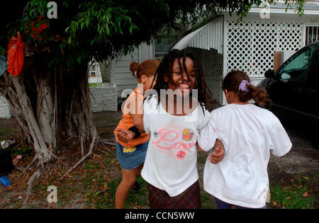 Aug 17, 2004; Miami, FL, USA; Iris Scott, 8, center, Jocelin Oseguera, 11, left, and Abnerys Oseguera, 10, right, dance together in the Lemon City neighborhood of Miami, FL on Tuesday, August 17, 2004. Living in a diverse neighborhood on the edge of Little Haiti, Scott's father is from Jamaica and t Stock Photo