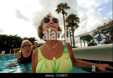 Aug 19, 2004; Miami, FL, USA; DORIS BIER warms up during a water aerobics class in the Delray Villas retirement community in Delray Beach, FL, on Thursday, August 19, 2004. Stock Photo