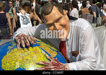 Aug 29, 2004; New York, NY, USA; Bush protestor in costume at the RNC in NYC. Stock Photo