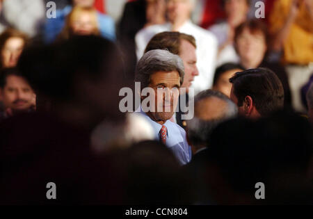 Democratic  presidential candidate Sen. John Kerry mingles with supporters at Westmoor High School in Daly City, Calif., Friday, August 27, 2004. (Contra Costa Newspapers/Joanna Jhanda) Stock Photo