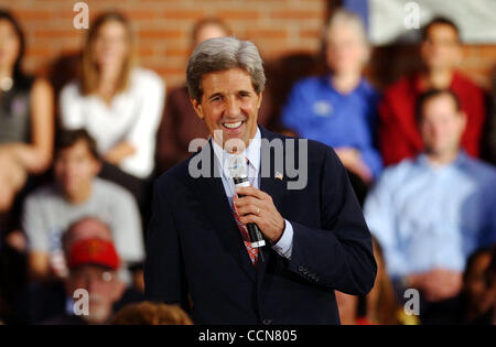 Democratic presidential candidate Sen. John Kerry talks to supporters during a visit to Westmoor High School in Daly City, Calif., Friday, August 27, 2004. (Contra Costa Newspapers/Joanna Jhanda) Stock Photo