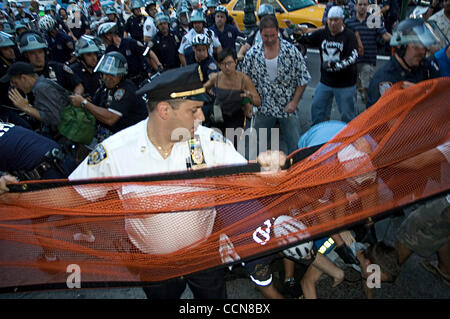 Aug 31, 2004; New York, NY, USA; Police net protestors to take them to jail during the RNC in NYC. Stock Photo