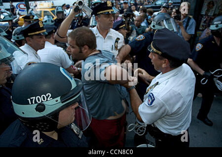 Aug 31, 2004; New York, NY, USA; Police arrrest protestors to take them to jail during the RNC in NYC. Stock Photo