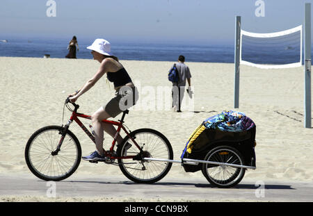 Sep 05, 2004; Los Angeles, CA, USA; Sunny skys and hot temperatures brought expected crowds to the Santa Monica Beach during the Labor day weekend. The California Department of Forestry is on high alert after a fire weather watch is issued for parts of the Central Coast. Dry conditions and low humid Stock Photo