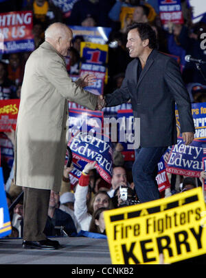 Nov 1, 2004; Cleveland, OH, USA; Former astronaut and Senator JOHN GLENN, left, introduces BRUCE ''The Boss'' SPRINGSTEEN, right, as thousands of Kerry supporters turn out for Democratic presidential candidate Sen. John Kerry of Massachusetts for an election eve rally in Cleveland, Monday, Nov. 1, 2 Stock Photo