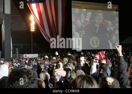 The day prior to the 2004 US Presidential election, campaigning is as intense as ever in the swing state of New Mexico. Albuquerque is center for extensive pro-Republican and pro-Democratic activities with volunteers coming from all over the country to help ensure people vote. (pictured) President B Stock Photo