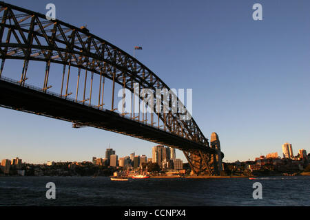 Nov 26, 2004; Sydney, New South Wales, AUSTRALIA; The Sydney Harbor bridge. Stock Photo