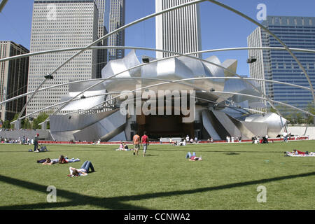 Aug 06, 2004; Chicago, IL, USA; The Jay Pritzker Outdoor Music Pavilion located at the intersection of Columbus & Randolph streets in Chicago's new Millennium Park. Visitors to the pavilion enjoy the lawn despite no musicians performing today. Frank Gehry - winner of the Pritzker Prize in Architectu Stock Photo