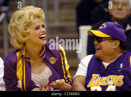Feb 27, 2004; Los Angeles, CA, USA; ANNA NICOLE SMITH and DANNY DEVITO sit courtside during a Los Angeles Lakers game against the Sacramento Kings. The two were there filming in 'Be Cool,' the sequel to 'Get Shorty.' Stock Photo