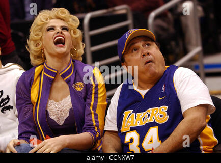 Feb 27, 2004; Los Angeles, CA, USA; ANNA NICOLE SMITH and DANNY DEVITO sit courtside during a Los Angeles Lakers game against the Sacramento Kings. The two were there filming in 'Be Cool,' the sequel to 'Get Shorty.' Stock Photo
