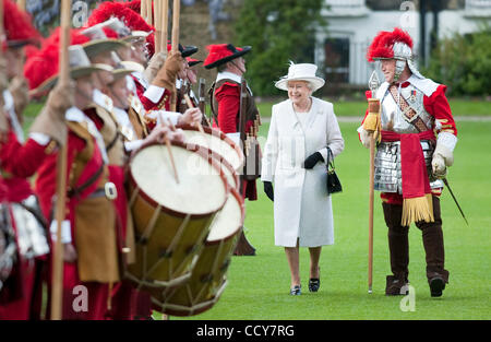 Mcc0022848 Her Majesty the Queen visiting the Company of Pikemen and Musketters of the Honourable Artillery Company, in the City of London. 12/5/2010 Stock Photo