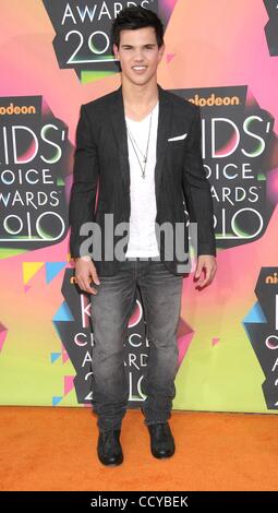 Mar 27, 2010 - Los Angeles, California, USA - Actor TAYLOR LAUTNER   at the 2010 Nickelodeon's Kids Choice Awards held at UCLA's Pauley Pavilion, Westwood Ca. (Credit Image: Â© Paul Fenton/ZUMA Press) Stock Photo