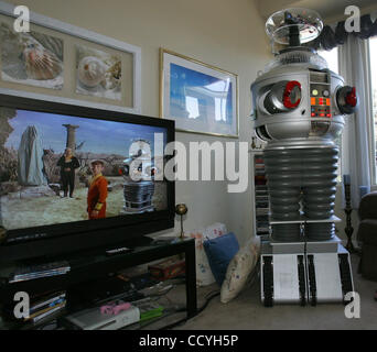 June 1, 2010 - Clovis, California, U.S. - A life-size replica of the robot from the TV series 'Lost in Space'. The robot replica took Tom Boothe 3 1/2 years to make and is programmed with over 600 phrases. (Credit Image: © Gary Kazanjian/The Fresno Bee/ZUMApress.com) Stock Photo
