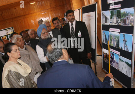 Indian Prime Minister Manmohan Singh (wearing turban), Sonia Gandhi ,chief of India's ruling Congress Party and Lalu Prasad Yadav , India's Railways minister look at project and pictures of Kashmir's first-ever train in Srinagar-Summer Capital of Indian Kashmir October 11, 2008. Singh on Saturday fl Stock Photo