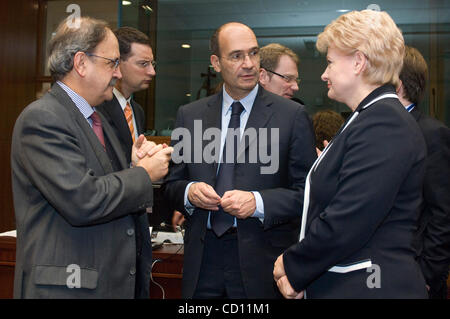 EU Commissioner for financial programming and budget, Lithuanian Dalia Grybauskaite (R) and French Minister for Budget Eric Woerth (C)  pictured during budget council at European Council headquarters in Brussels, Belgium on 21 November 2008 [© by Wiktor Dabkowski] .... Stock Photo