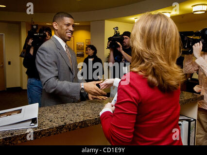 Kevin Johnson, left, shakes hands with Assistant City Clerk Stephanie Mizuno (cq) after filing official paperwork for his candidacy for Mayor of Sacramento at the City Clerk's office in Sacramento on Thursday March 6, 2008.  The Sacramento Bee /  Randall Benton /  rbenton@sacbee.com Stock Photo