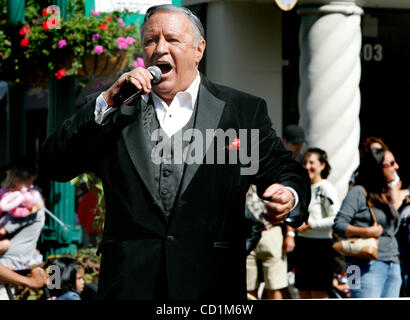HLlittleItalyFesta291150x002.jpg 10/12/2008 LITTLE ITALY (San Diego, California) USA  Singer GILBERT (cq) GAUTHIER of Los Angeles, whom has a striking resemblance to Frank Sinatra sings his version of Ã’New York New YorkÃ“ to an appreciative audience during the 14th Annual Little Italy Festa. Mandat Stock Photo