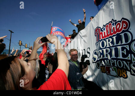 Oct 31, 2008 - Philadelphia, Pennsylvania, USA - An unidentified woman attempts to get a picture of Phillies pitcher Brett Myers as he and his fellow teammates roll south on Broad St. during their victory parade. (Credit Image: © Alejandro A. Alvarez/Philadelphia DailyNews/ZUMA Press) Stock Photo