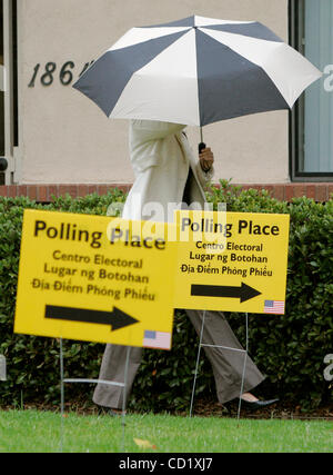 November 4 2008, Escondido, CA, USA An early morning voter uses an umbrella in the rain when arriving to vote at the polling place at United Reformed Church on North Broadway Credit: photo by Charlie Neuman, San Diego Union-Tribune/Zuma Press. copyright 2008 San Diego Union-Tribune Stock Photo