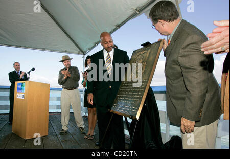 November 10, 2008, San Clemente, CA, USA Southern California Edison press conference at the end of San Clemente Pier announcing completion of Artificial Giant Kelp Reef- A plaque dedicated to pioneering environmental scientist Wheeler J. North that's to be mounted on the pier is unveiled by CECIL HO Stock Photo
