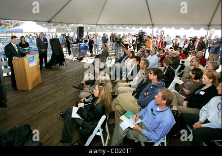 November 10, 2008, San Clemente, CA, USA Southern California Edison press conference at the end of San Clemente Pier announcing completion of Artificial Giant Kelp Reef-California Coastal Commission. Speaking at the podium at left ROSS RIDENOURE, SCE Senior V.P. and Chief Nuclear Officer Credit: pho Stock Photo