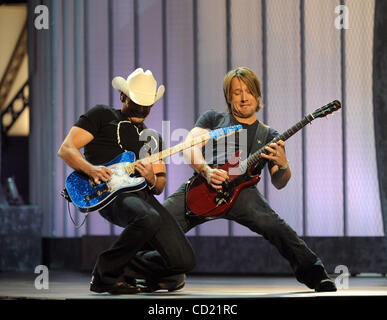 Brad Paisley And Keith Urban Perform ''Start A Band'' To Open The 42nd ...