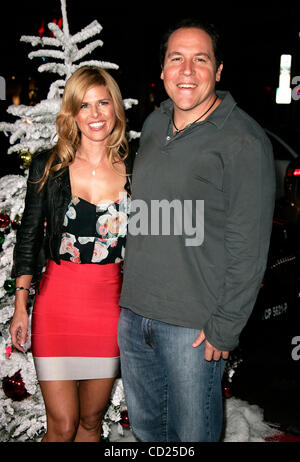 Nov 20, 2008 - Hollywood, California, USA - Actor JON FAVREAU & wife Joya Tillem arriving to the 'Four Christmases' World Premiere held at Grauman's Chinese Theatre. (Credit Image: © Lisa O'Connor/ZUMA Press) Stock Photo