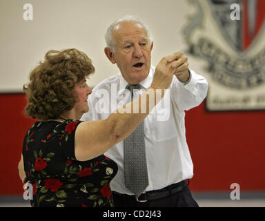 030608 met petejune--0050048A-- staff photo by Allen Eyestone/The Palm Beach Post -- LANTANA, FL.. Pete Sansom, 73, and wife, June, 71, teach an adult eduction dancing class at Santaluces High School Thursday night. The Sansoms' had just sat down with their chili lunches at the Wendy's in West Palm  Stock Photo