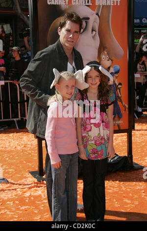Mar 08, 2008 - Westwood, California, USA - Actor RAY LIOTTA daughter KARSEN and friend at the 'Dr Seuss' Horton Hears A Who' World Premiere held at the Village Theatre in Westwood. (Credit Image: © Lisa O'Connor/ZUMA Press) Stock Photo