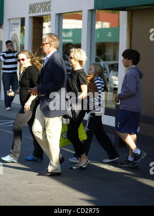 Malibu, 2008-3-17 / Actor GEORGE HAMILTON and girlfriend DR.BARBARA STURM shopping at the 'Planet Blue' store in Malibu. (Credit Image: © Laguna Images/ZUMA Press) Stock Photo