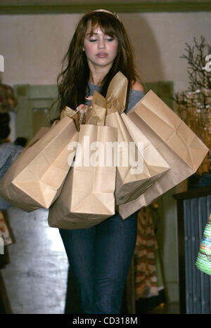 Los Angeles, 2008-3-31 / Hannah Montana star MILEY CYRUS and her mother LETICIA out shopping  (Credit Image: © Laguna Images/ZUMA Press) Stock Photo
