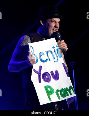 050108 met good charlotte 04 Staff Photo by Gary Coronado/The Palm Beach Post 0052040A TBA -- West Palm Beach--Joel Madden, lead singer, of Good Charlotte, holds a sign from a fan asking his twin brother Benji Madden to be their prom date at the WaMu stage at SunFest in West Palm Beach Thursday. Stock Photo